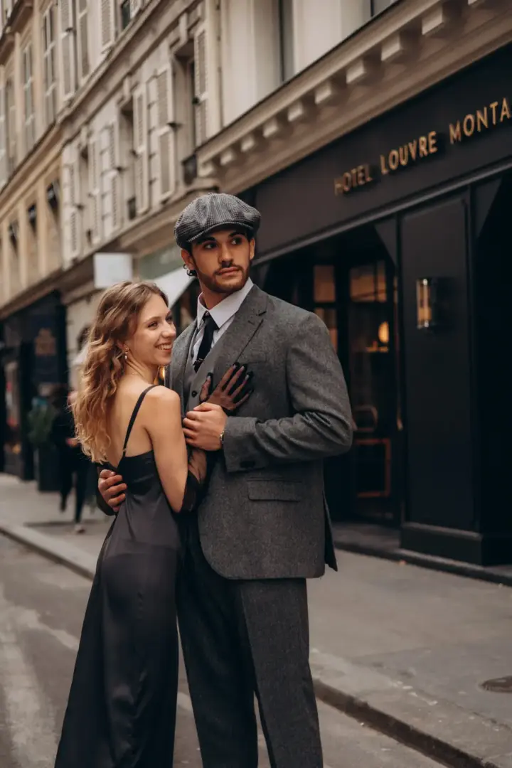 Couple vintage style Hotel Louvre Montana Paris street